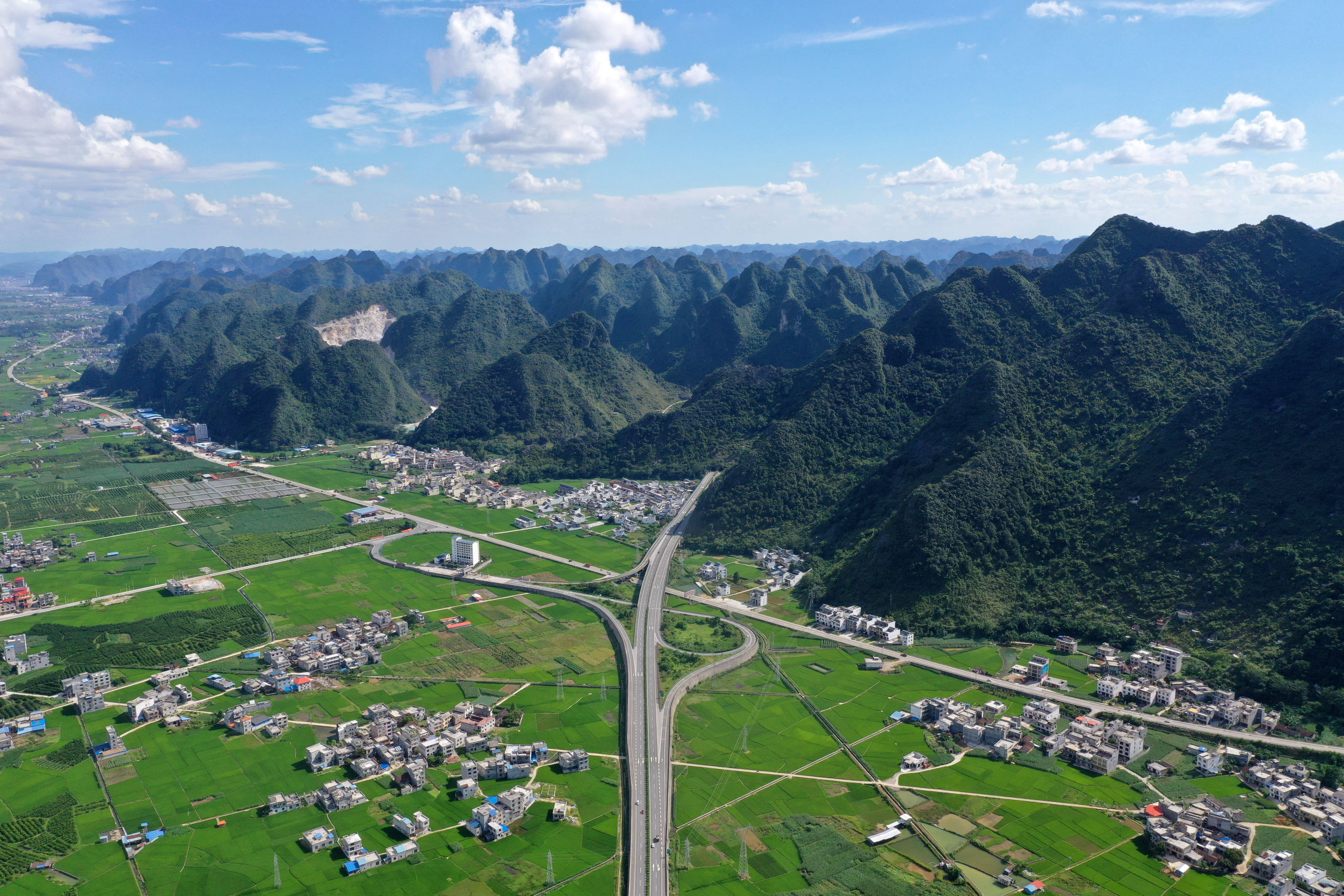 这是广西都安瑶族自治县高岭镇境内的高速公路,二级路和乡村公路(8月