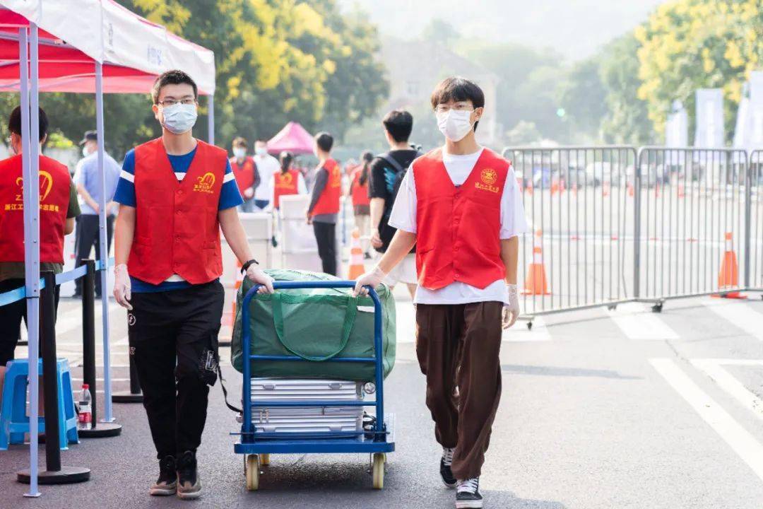 红马甲引导新生的志愿者校门口认真测温消毒的工作人员就被工大的爱与