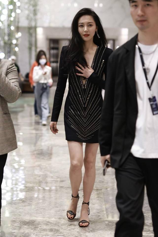 黄梦莹的气场好强身材不如老板杨幂但魅力和风韵却一点不输