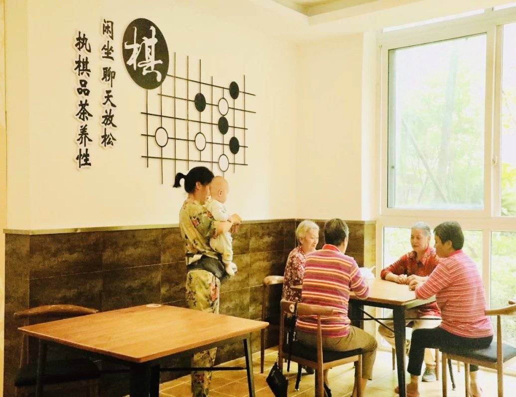 架空层里开出幸福"花" 温江居民心里美美哒