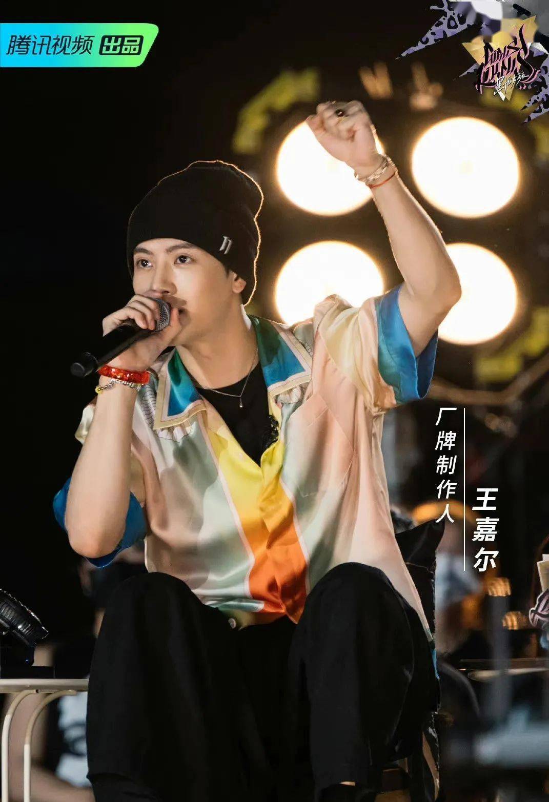 黑色|王嘉尔新厂牌官宣神秘艺人？新歌太炸！