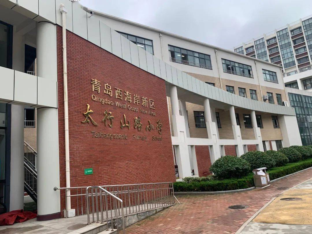 【正文】随后,我们跟随区教体局工作人员随机抽查了太行山路小学食堂