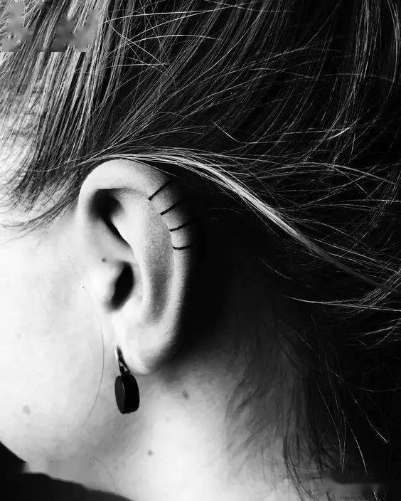 耳饰纹身当下正流行