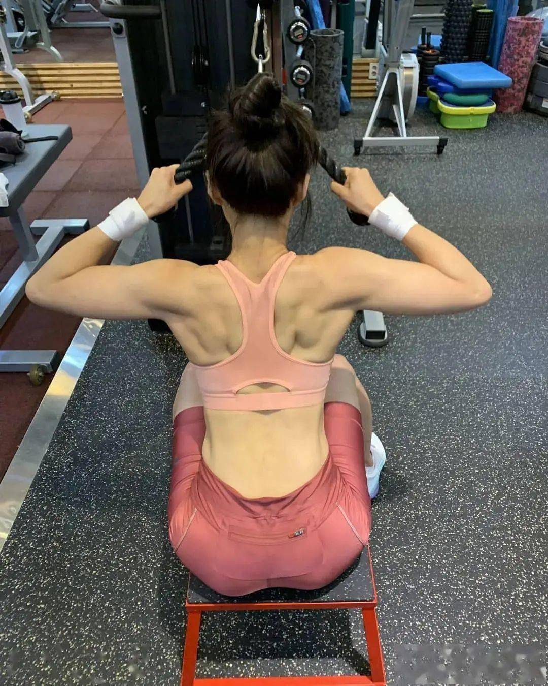 天使面孔,体脂率低到8%,38岁李诗英身材太哇塞了!_健身