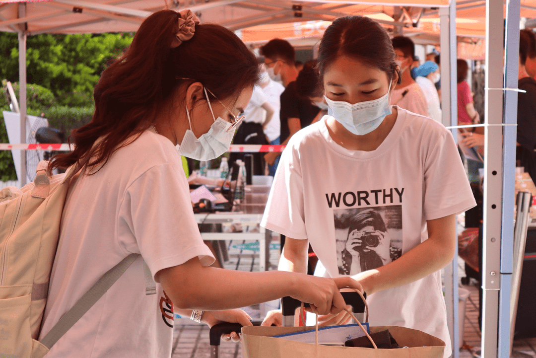 抢先看大学新生报到现场你开学了嘛