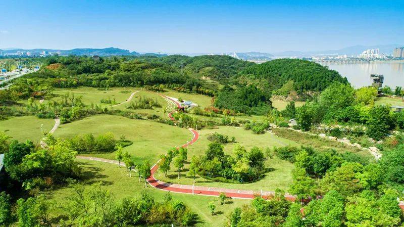 同心广场是中华水园的一景,该主题公园位于郧阳区天马大道,建有集亲水
