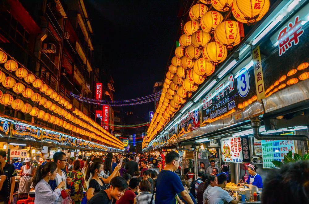 拥有超多特色美食的夜市规模宏大让你看不过来