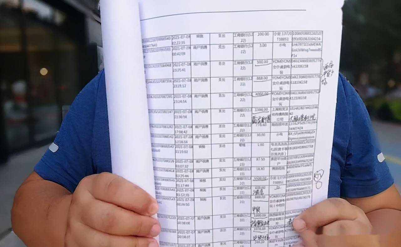 向，王爸爸立马将账户近3个月的消费明细打印出来，结果有40、50页之多。