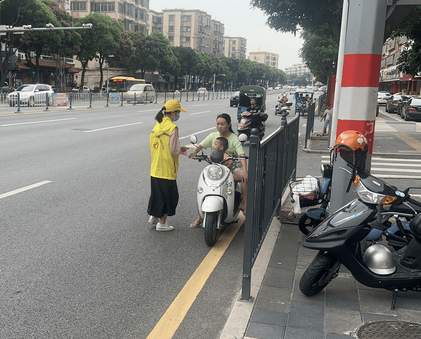 倡導駕,乘摩托車,電動車應自覺佩戴安全頭盔,文明出行,讓安全時刻守護