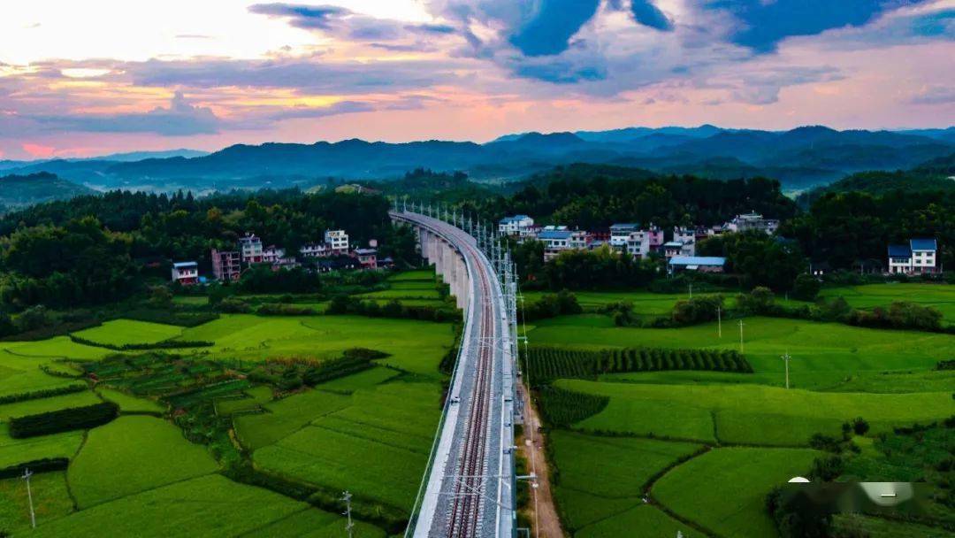 首列复兴号动车组驶入宁化站三明多个县即将步入铁路时代