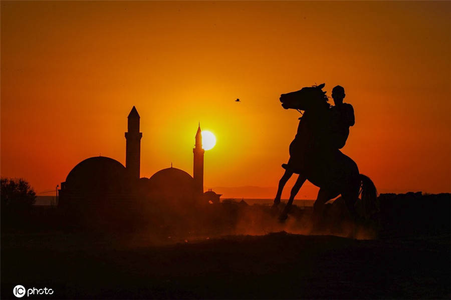 土耳其夕阳下的骑马者剪影 落日余晖太美了!