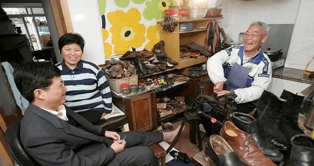 鞋子|修得了Gucci鞋、改得了LV西服…街头的老手艺人，太牛了
