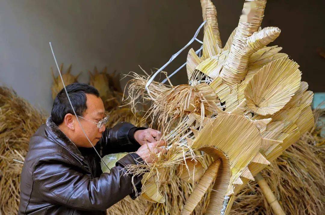 "黄丰草龙是草做的"