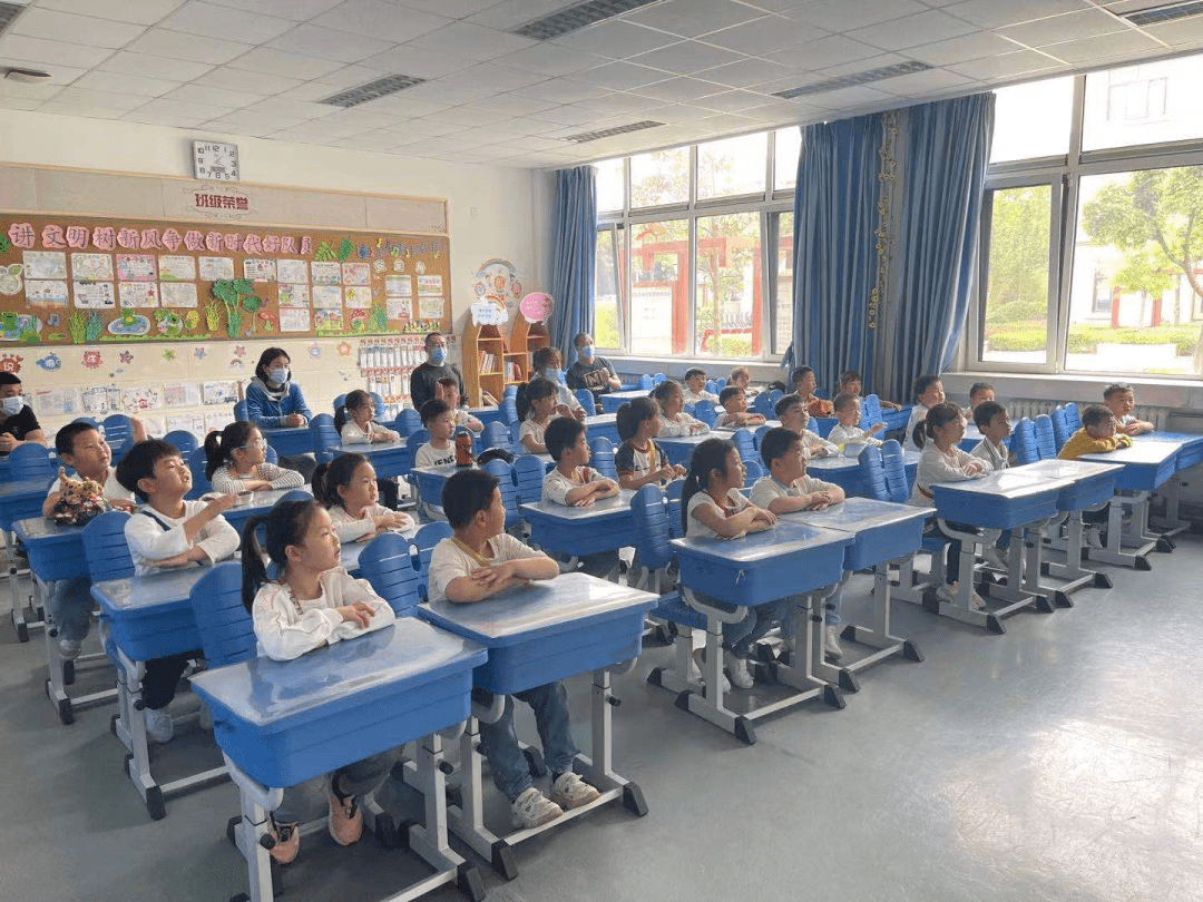 衡水路幼兒園大班的孩子們和老師一同走進了美麗的賓川路小學,參觀