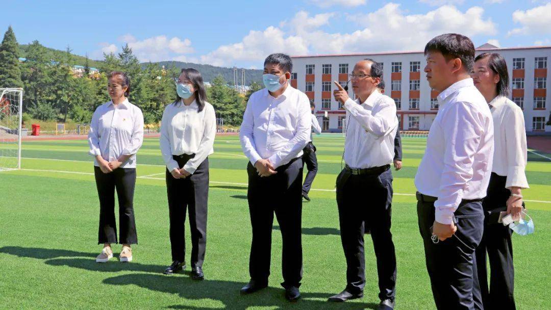 三中全体教师合影留念来源:教育局文稿:刘音 李波 孙东海编辑:赵国军