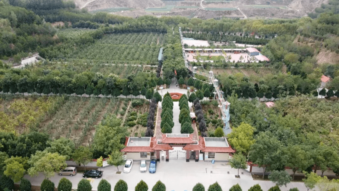 虎豹山庄:度假胜地惹人爱_红色