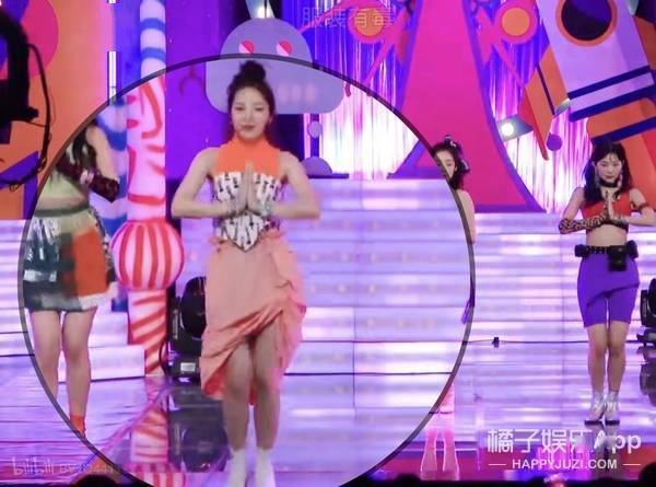 八卦爆料|红配绿加荧光撞色？盘点cody给女团的迷惑搭配，竟有广场舞同款？
