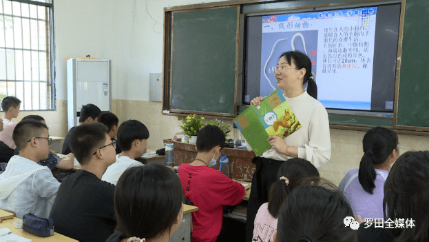 優秀教師風采羅田縣實驗中學聞桂花三尺講臺育桃李牢記初心樂奉獻