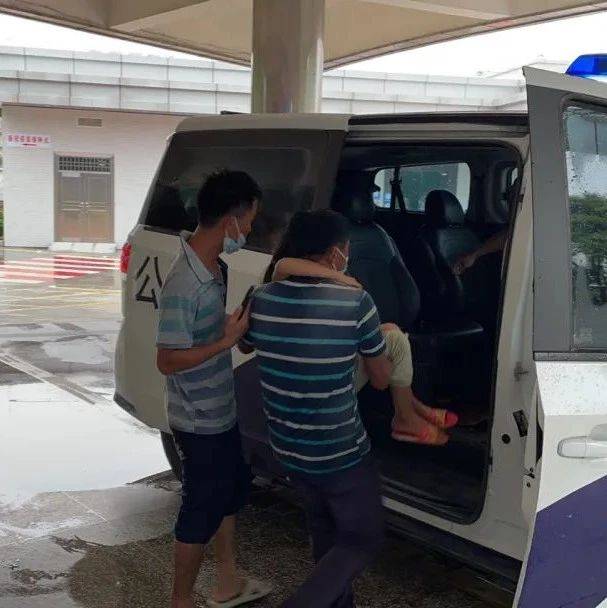 [爱心向前走]6岁女孩被毒蛇咬伤，一时找不到急救车……他们出手了！_新会