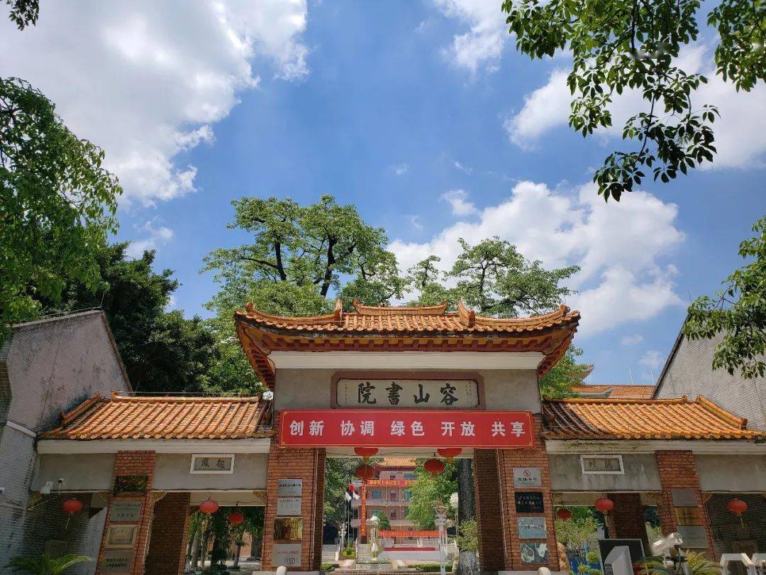 在顺德区容桂街道容山中学,郑轲走进教师办公室与教师交流,详细了解