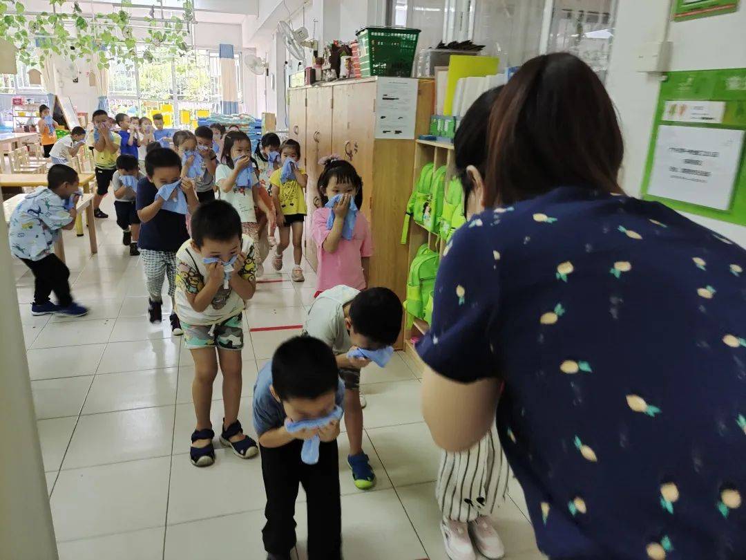 活动|萌娃学消防常识！广州市第一商业职工幼儿园开展消防演练