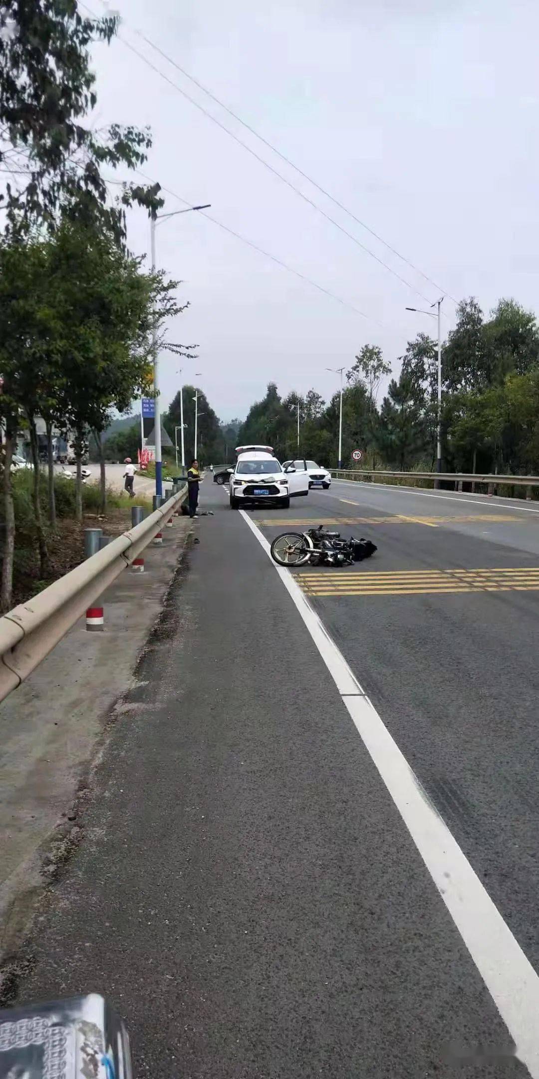 一摩托車與雪佛蘭白色小車相撞,發生一起交通事故,珠蘭懷仁中京加油站