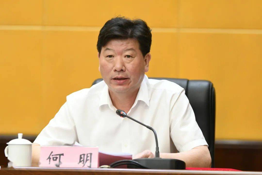 市委常委,副市长蒋文定代表市委,市政府向辛勤耕耘在教育教学一线的全