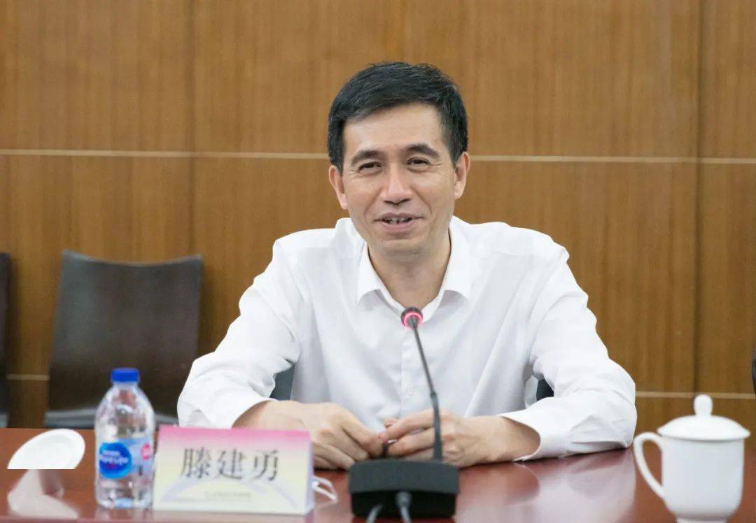 市教卫工作党委副书记滕建勇一行莅临我校检查指导开学疫情防控工作