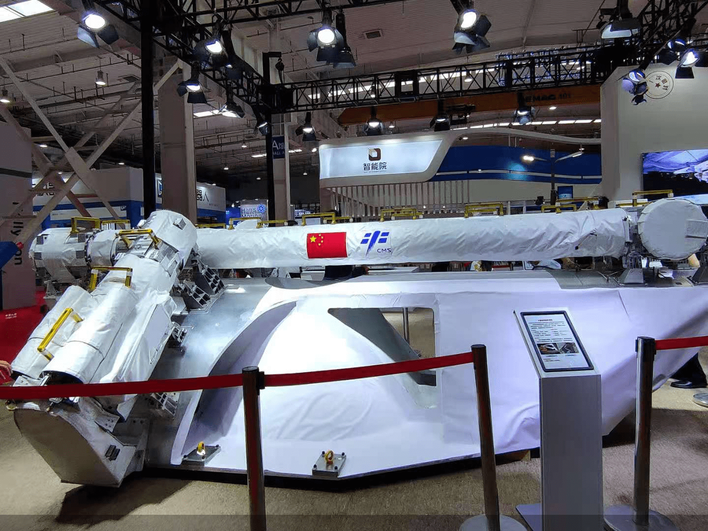 空间|从水下仿生鱼到空间机械臂，从服务业到工业，2021世界机器人大会亮点频现