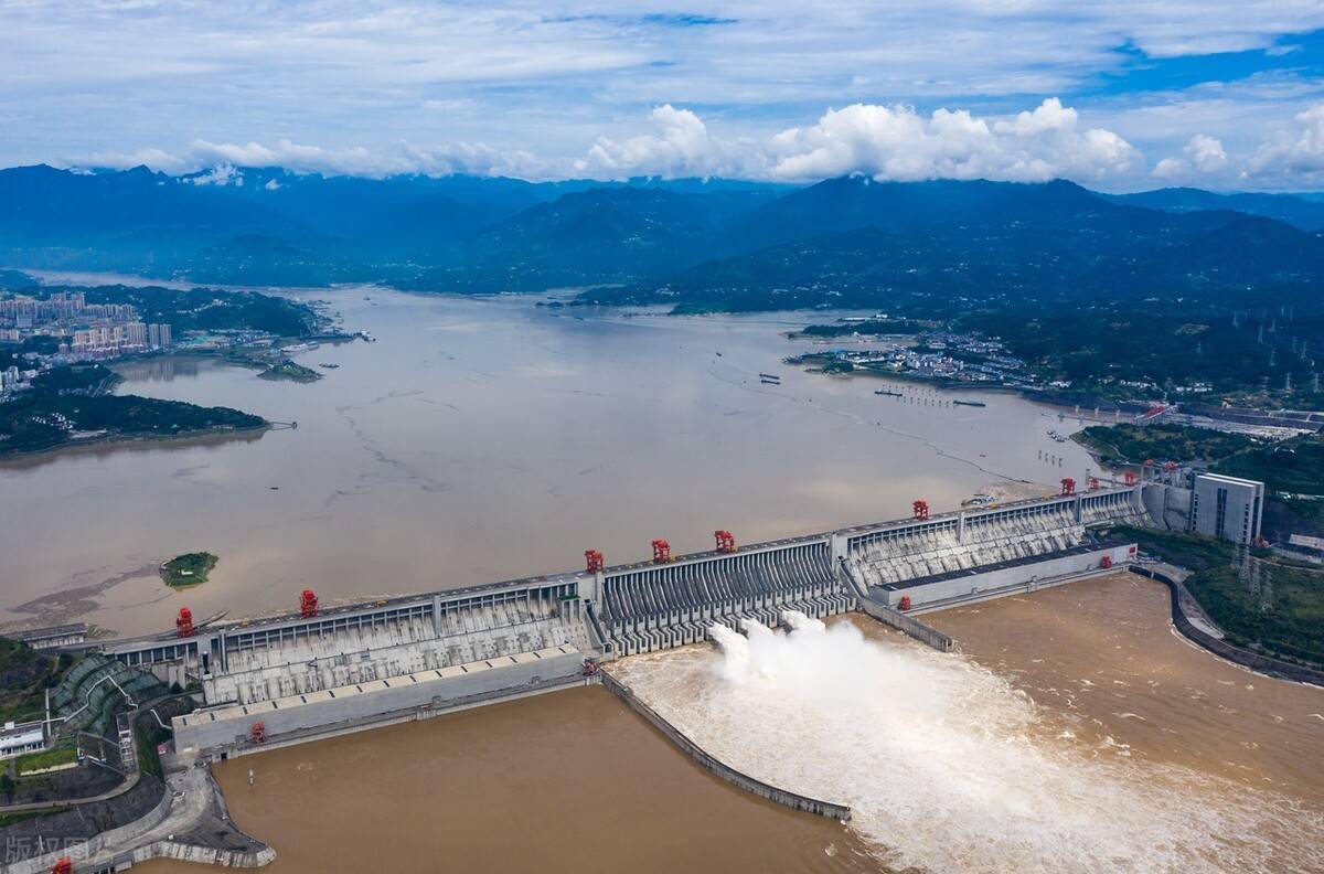 拦蓄长江近20年,三峡大坝开闸泄洪,里面的鱼王有多大?