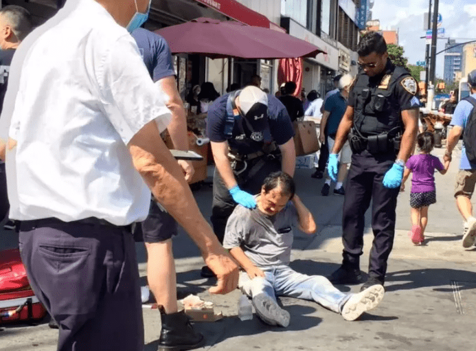 血流一地纽约华男法拉盛街头遭黑贵无故殴打新世界商场华男遭持枪抢劫