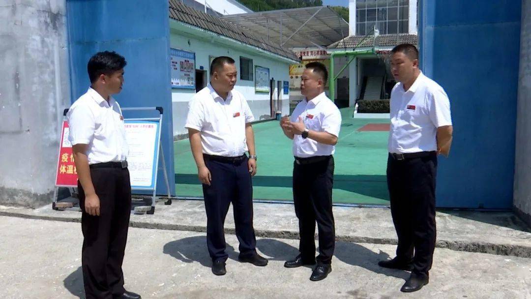 榕江县四大班子领导率队到各个学校开展第37个教师节慰问活动