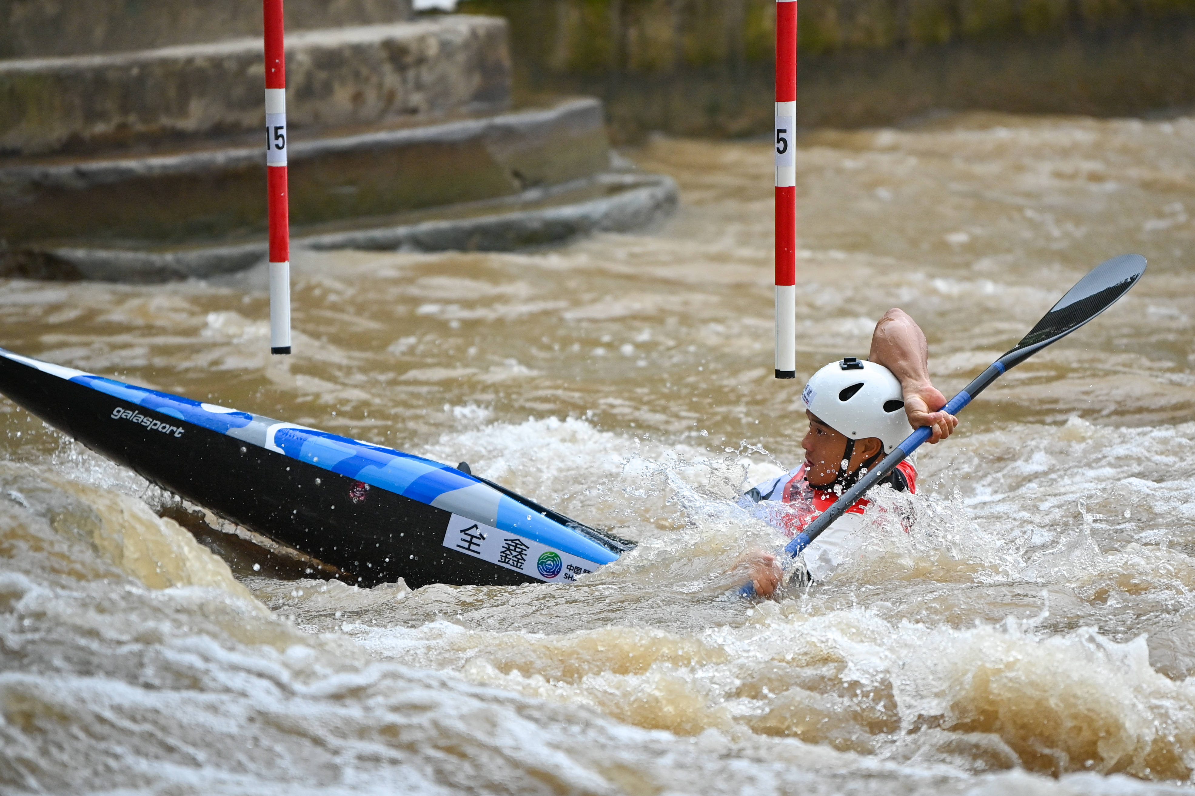 当日,第十四届全国运动会皮划艇激流回旋比赛男子单人皮艇决赛在四川
