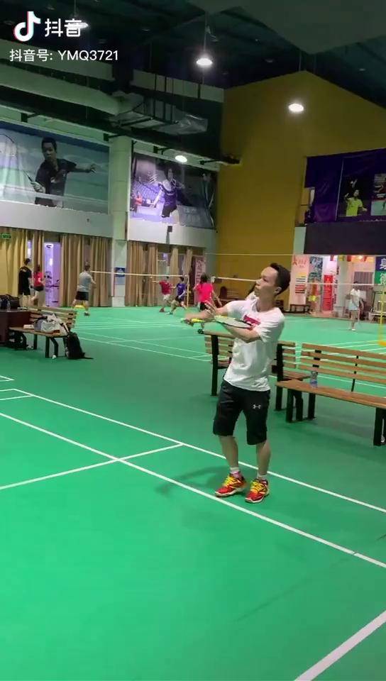 羽毛球,重庆名教张甜 演示 滑板技术.一敲带切,干脆利落
