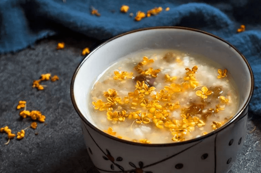桂花粥原料:鲜桂花适量,粳米50克,白糖少许.