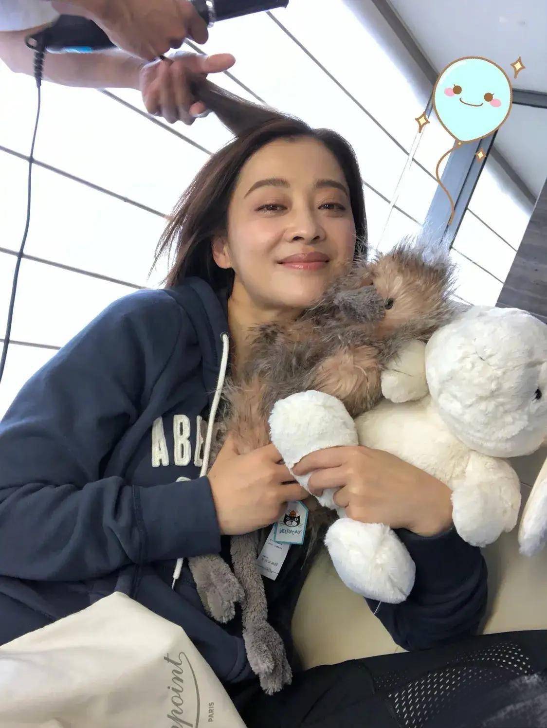 梅婷晒素颜照皮肤紧致气质特别的好老了还有少女感