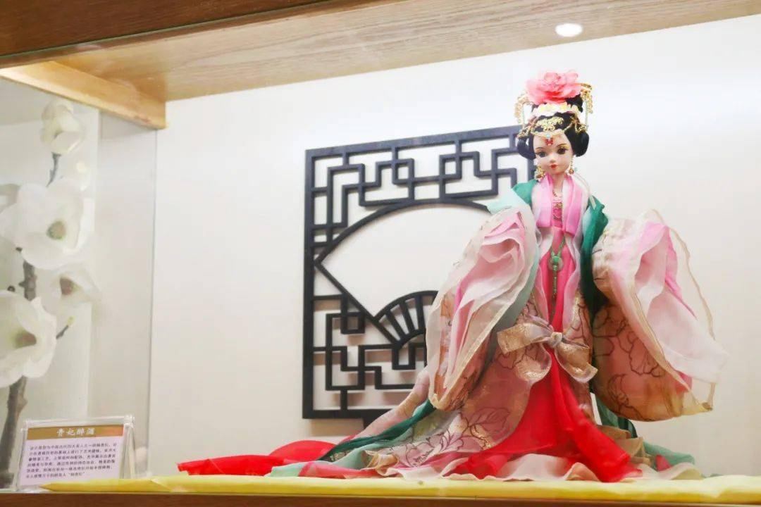 "贵妃醉酒"造型的可儿娃娃,曾经在市场上被卖到上万元,全球仅有1000个