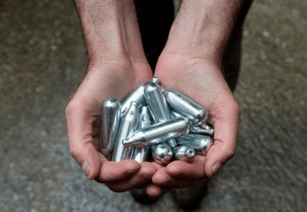 加拿大留学生回国后卖"笑气",父母竟成"帮凶",6个月获利26万!