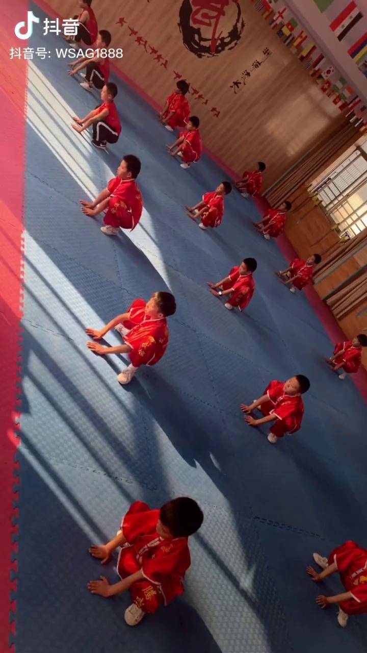 少儿集体腾空后摆腿练习,掌握还不错哦!