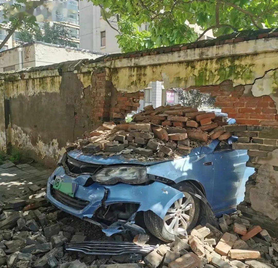 开封一私家车上演"穿墙术