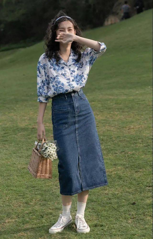最近"碎花衬衫 半身裙"火了!学会这3个穿搭思路,再美一整季