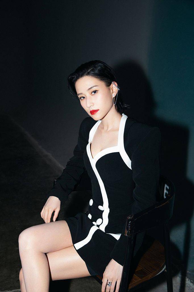 反转|何超莲黑白LOOK变换多样风格 柔美酷飒展现反转魅力