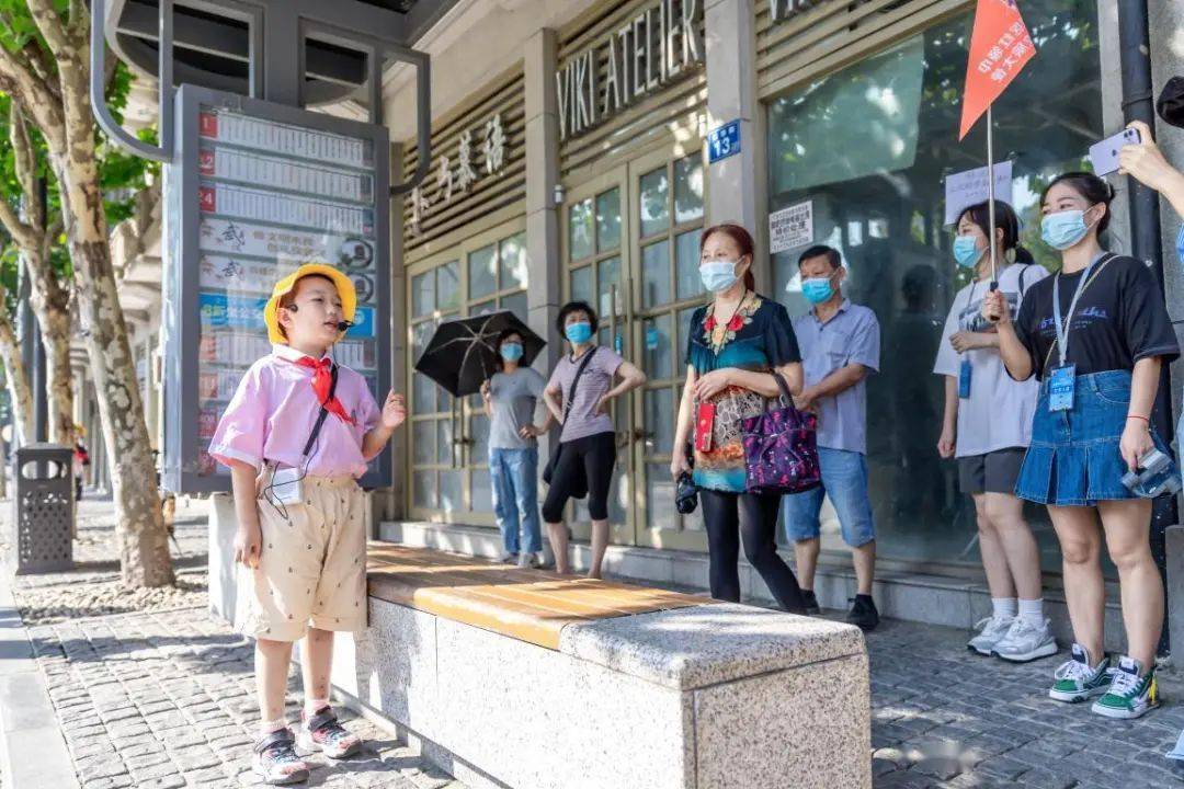 小手拉大手学生为老师当导游