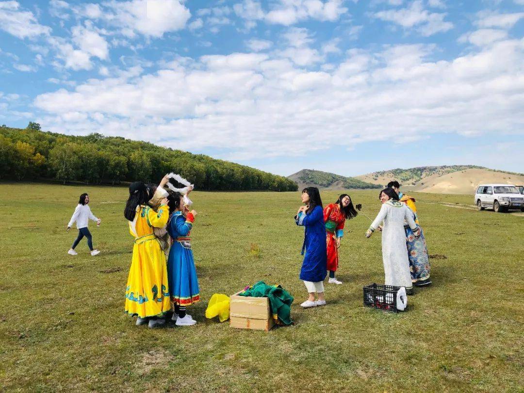 三人行户外中秋国庆假期乌兰布统越野深度赏秋摄影秋色如画霜林浸染