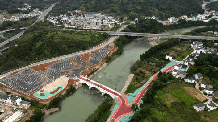 而铜仁市锦江旅游公路就如两条彩带,将那神奇的净土梵净山和桃源深处