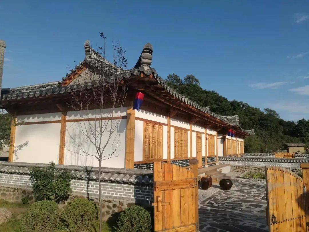 村中修建民俗主题酒店,朝鲜族特色民宿和餐饮店等,将在10月1日起营业
