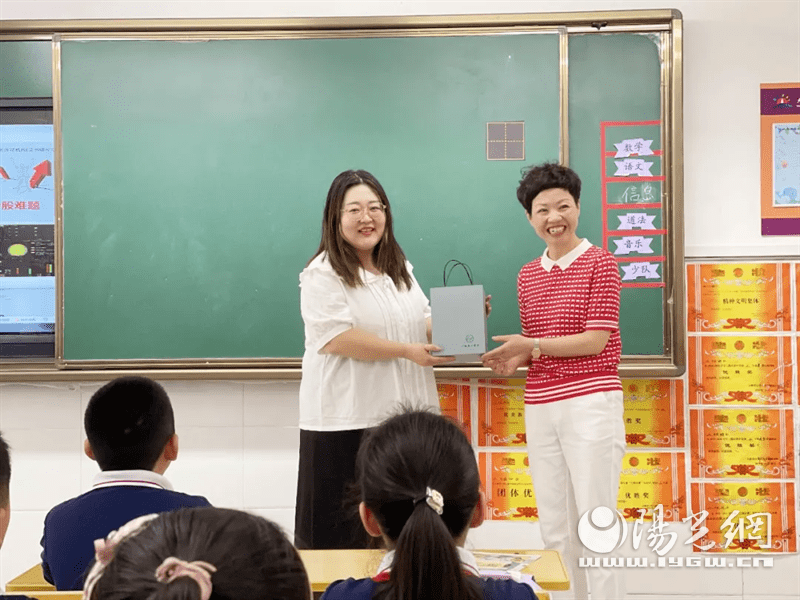 大雁塔小学石桥华洲城分校浓浓尊师意回馈恩师情