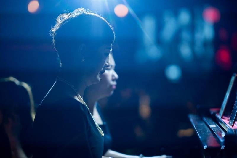 艺术|百名“赫本”齐聚鹏城 感谢师恩大型穿越派对在胡桃里举行