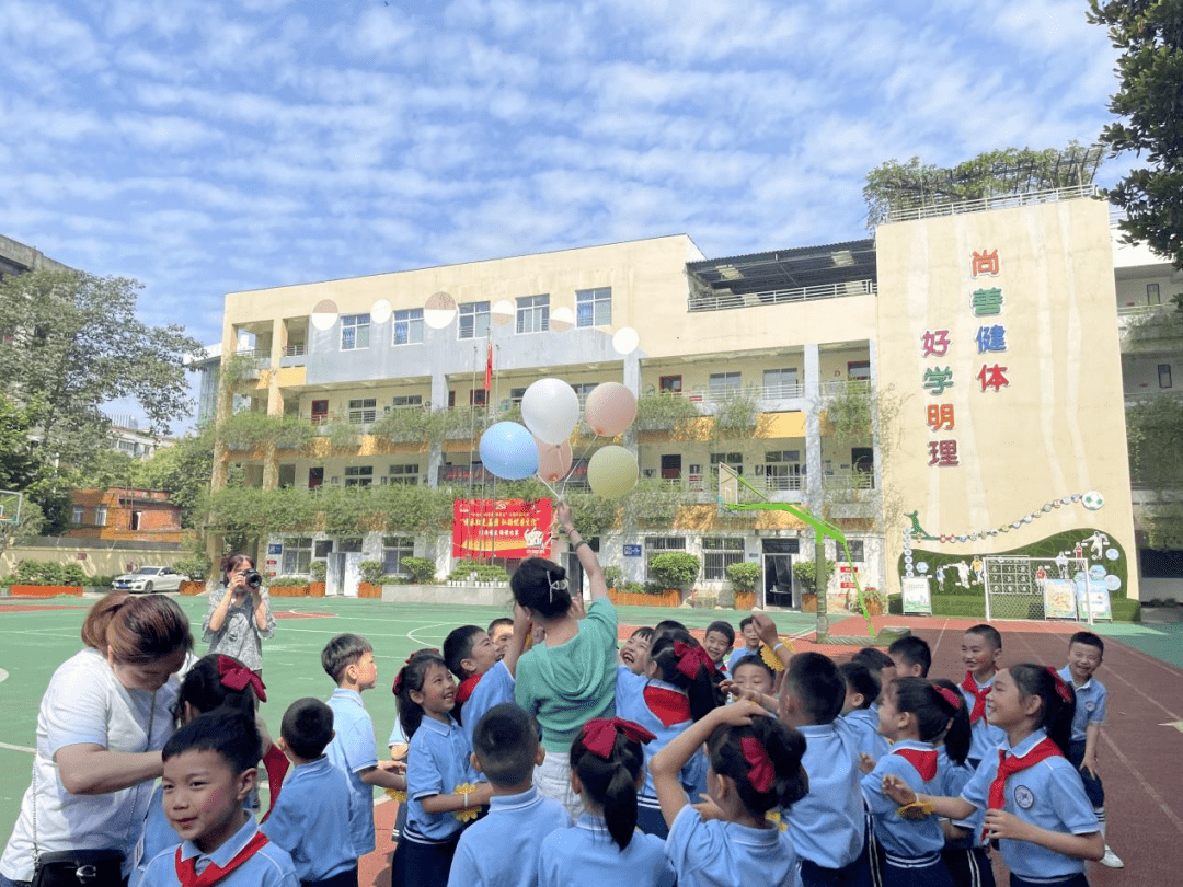 成都市驷马桥小学校 覃艳特别喜欢这张照片,摄影师正面的抓拍拍花了
