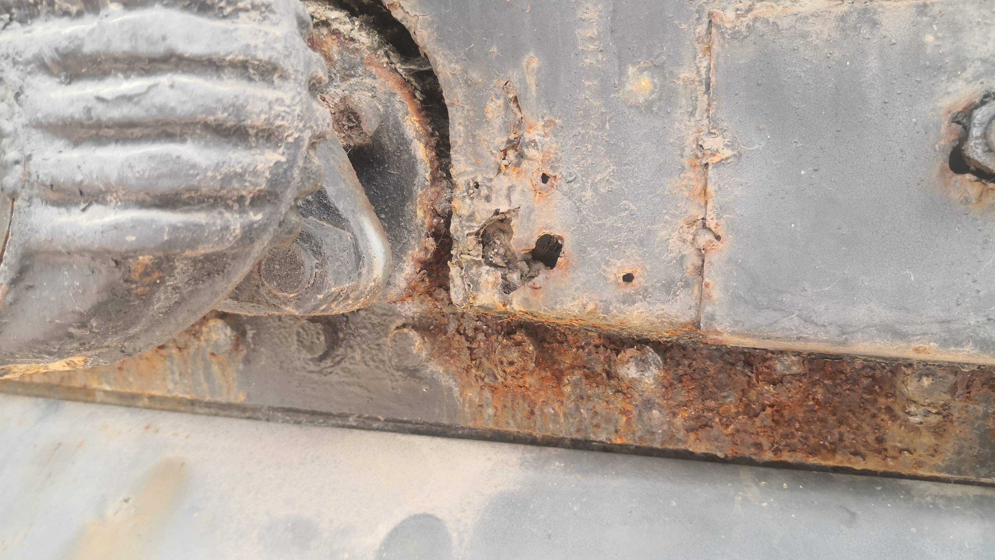 江畔中东铁路公园内这处火车头景观破损锈蚀严重赶紧修修吧